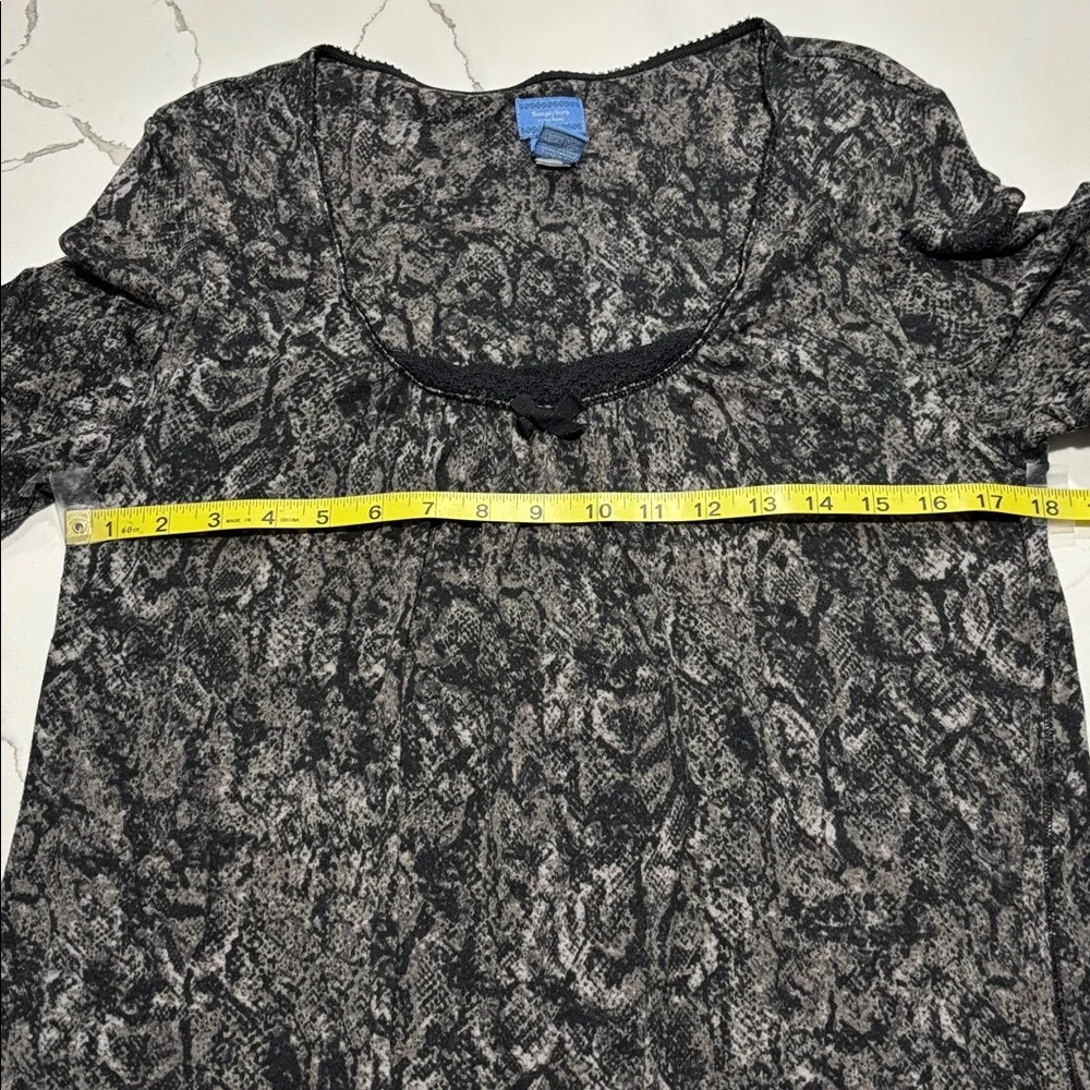 Simply Vera Intimates Elegant Black Gray  V neck Lace Women's Shirt Top M